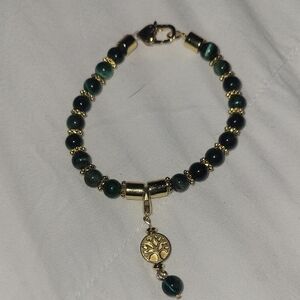 Sophisticated Green Beaded Bracelet with Gold-Toned Charm
